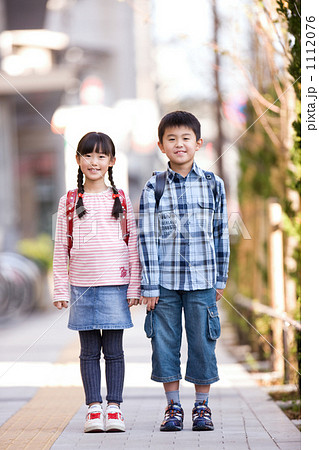 通学途中の小学生 1112076