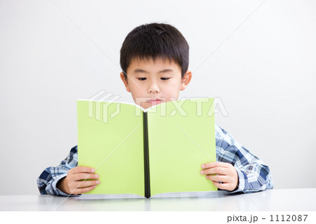 勉強をする男の子(小学3年生) 勉強をする男の子(小学3年生) 1112087