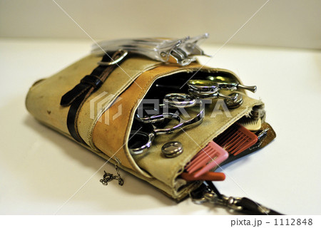 カットシザーとセニングシザーの入った革製のシザーケース 1112848