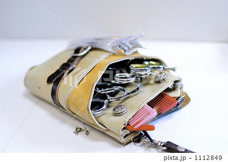 カットシザーとセニングシザーの入った革製のシザーケース 1112849