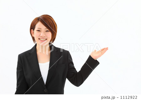 手をかざす女性 1112922