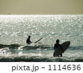 光る海とサーファー 1114636
