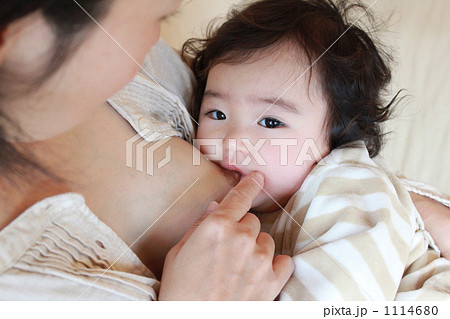 授乳 母乳育児の写真素材