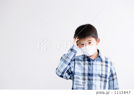 風邪をひいた男の子 1115847