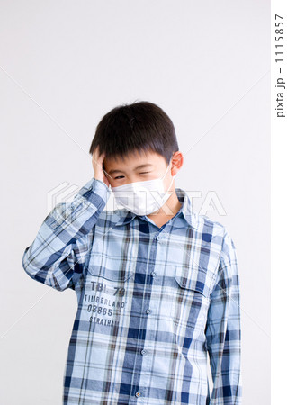 風邪をひいた男の子 1115857