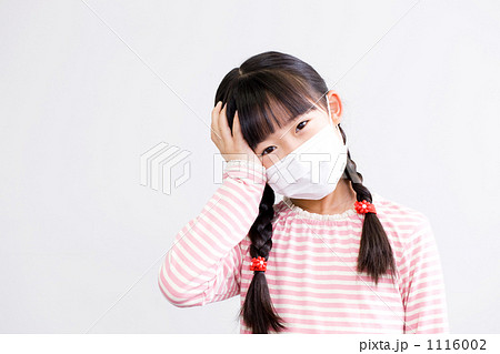 風邪をひいた女の子 1116002