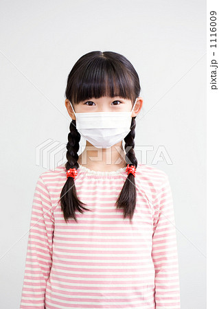 マスクをした女の子の写真素材