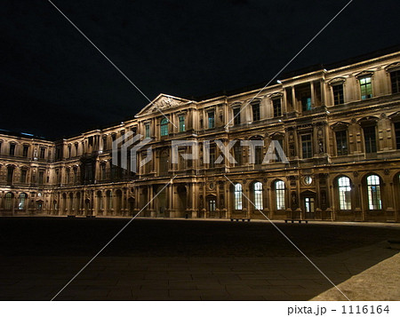 ルーブル美術館　夜景 1116164