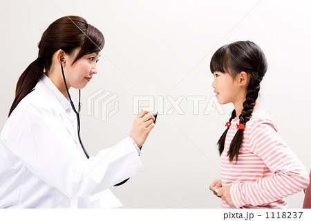 診察をする医師 1118237