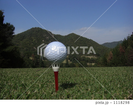 ティーアップしたゴルフボール 1118298