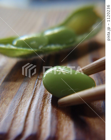 豆をつまむ 1120236