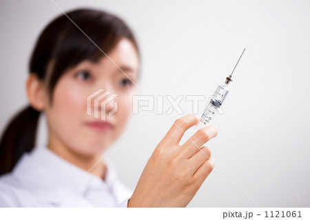 注射器をもつ女性医師 1121061