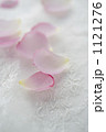 レースの上のバラの花びら 1121276
