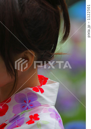 襟元に涼を感じた夏 襟元に涼を感じた夏 1122501