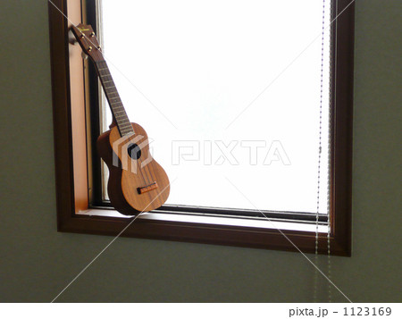 出窓のウクレレ 1123169