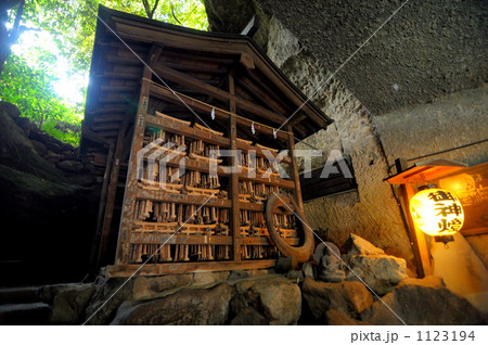 銭洗弁天の洞窟のなか。 1123194