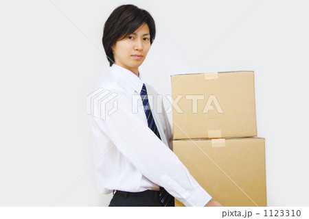 荷物を運ぶビジネスマン 1123310