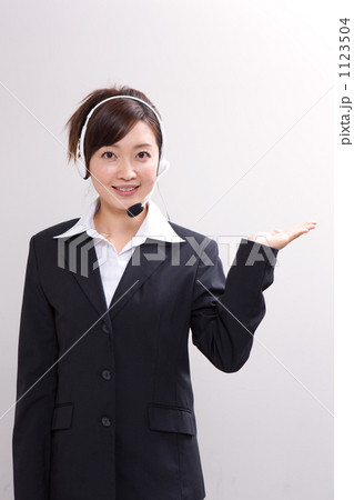 インカムをつけるビジネスウーマン インカムをつけるビジネスウーマン 1123504