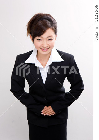 挨拶をするビジネスウーマン 1123506
