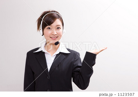 インカムをつけるビジネスウーマン 1123507