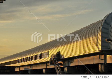 夕日に光る高速道路壁面 夕日に光る高速道路壁面 1124102