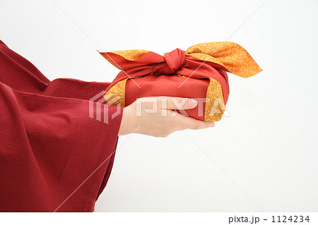 赤い和服とオレンジ色の風呂敷包み１ 1124234