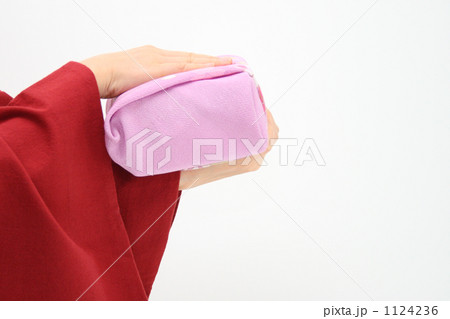 赤い和服とピンク色の風呂敷包み１ 1124236