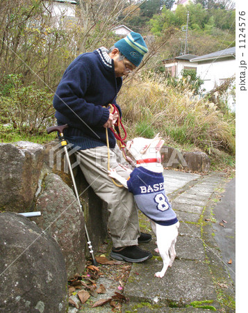 おじいちゃんとお散歩・その２ 1124576