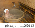 おじさん入浴中 1125912