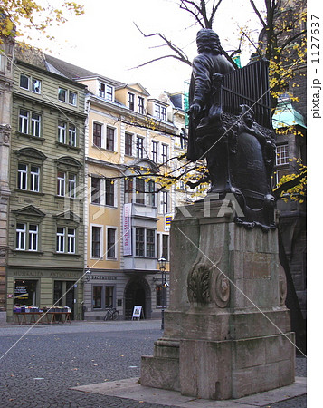 ライプツィヒ・トーマス教会前のバッハ像とバッハ住居(ボーゼハウス) 1127637