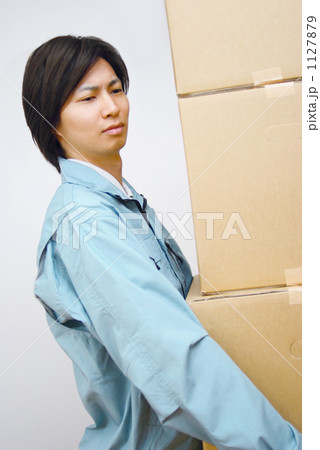 荷物を運ぶ男性 1127879