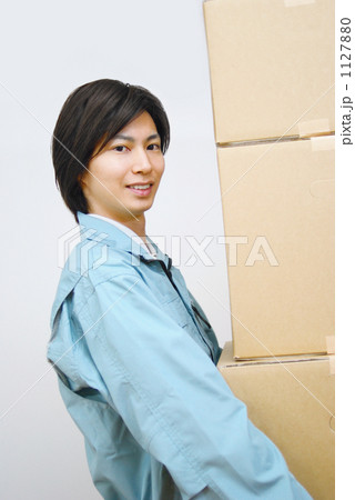 荷物を運ぶ男性 1127880