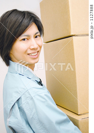 荷物を運ぶ男性 1127888