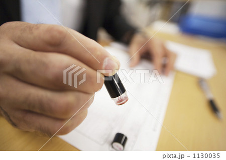 はんこを押すビジネスマン はんこを押すビジネスマン 1130035