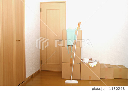 リビングに山積みされた引越し段ボール　１１ 1130248