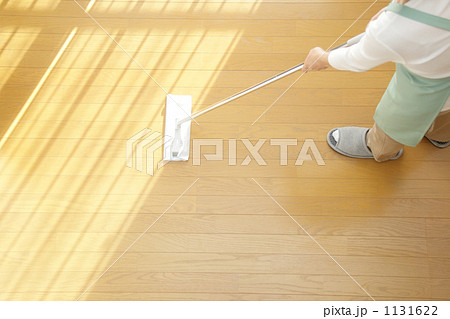フローリングにモップ（ワックス）をする女性　２ 1131622