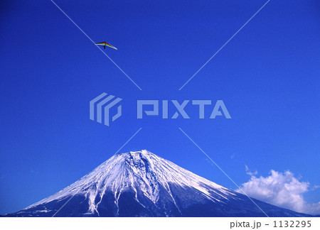 富士山で遊ぶハングライダー 1132295