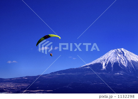 富士山で遊ぶハングライダー 1132298