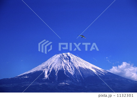 富士山で遊ぶハングライダー 1132301