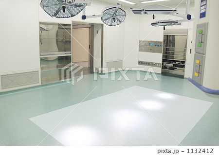 手術イメージ　手術室と無影灯 1132412