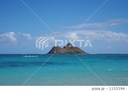 ビーチの黄色いボート 1133594