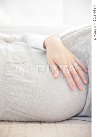 妊婦のお腹 1134437