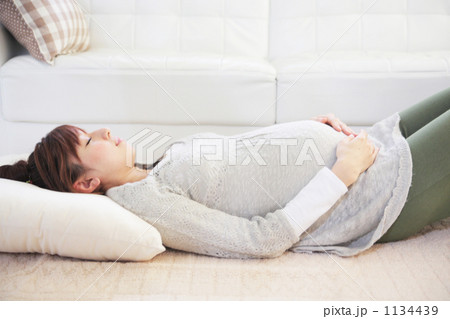 妊婦のお腹 1134439