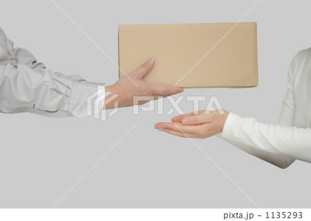 宅配便の受け渡し　グレー背景 1135293
