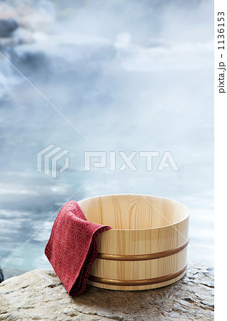 湯気が立ち昇る露天風呂と桶 1136153