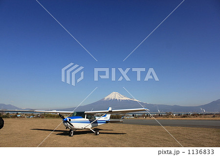 富士山と小型飛行機 富士山と小型飛行機 1136833