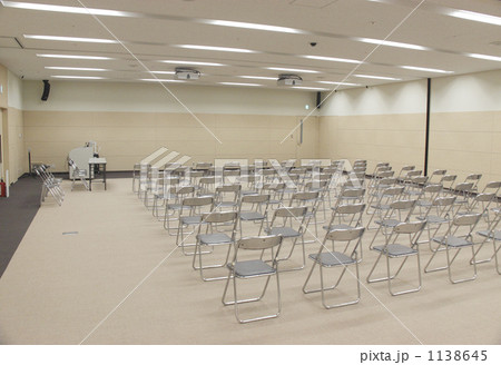 ビジネスセミナー会場の会議室風景とマイク・音響設備が並ぶ無人の会場内観 ビジネスセミナー会場の会議室風景とマイク・音響設備が並ぶ無人の会場内観 1138645