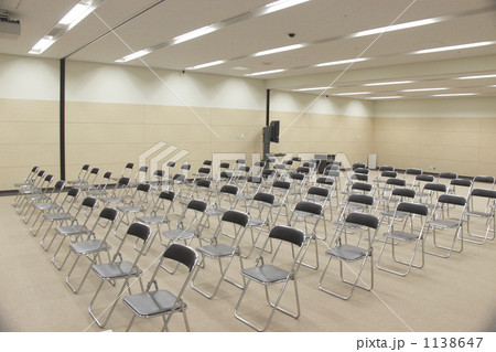 ビジネスセミナー会場の会議室風景とマイク・音響設備が並ぶ無人の会場内観 1138647