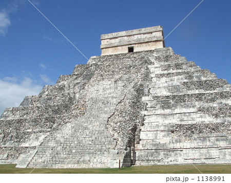 チェチェンイッツァ ピラミッドの裏側の写真素材