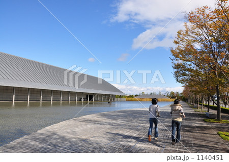 水上に浮かんでいるような美術館 1140451